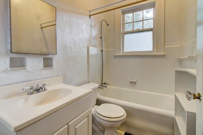 Building Photo - Experience the best of VA Highlands living! Cozy One Bedroom Apartment Available Now!