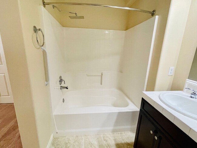 Building Photo - Condo Located in the Gorgeous Columbus Grove