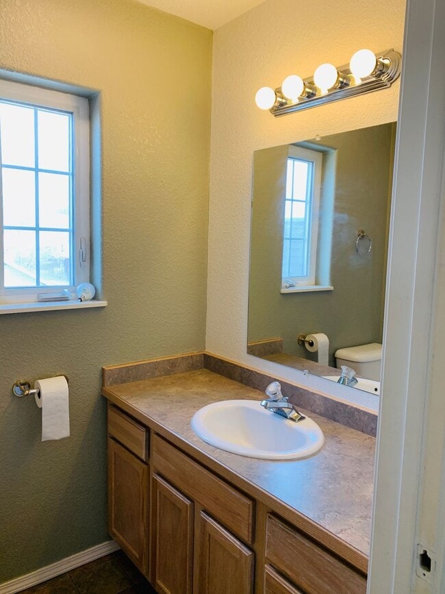 Building Photo - Large Yard - 3 Bed - 2 Bath - Pet Friendly