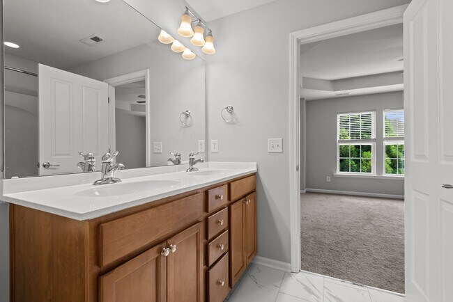 Building Photo - Fantastic end unit townhome: Available July 10th