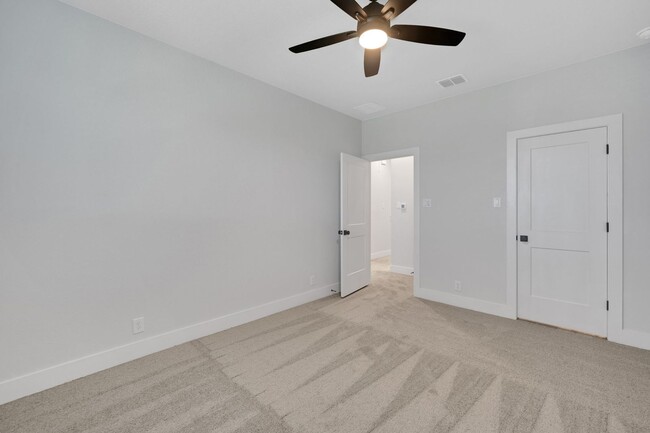 Building Photo - 3 Bedroom 2.5 Bath Townhome!