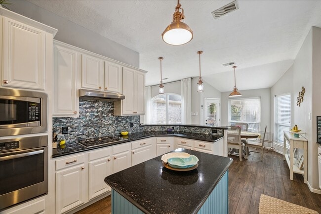 Building Photo - 16131 Castlegrove Ct