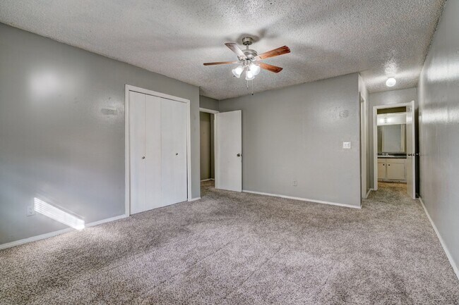 Building Photo - 3 bed 2 bath duplex in Midwest City