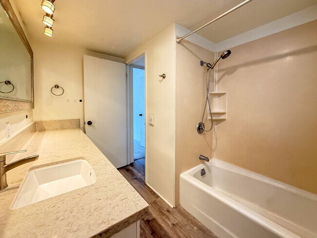 Building Photo - Beautiful One Bedroom in Hawaii Kai