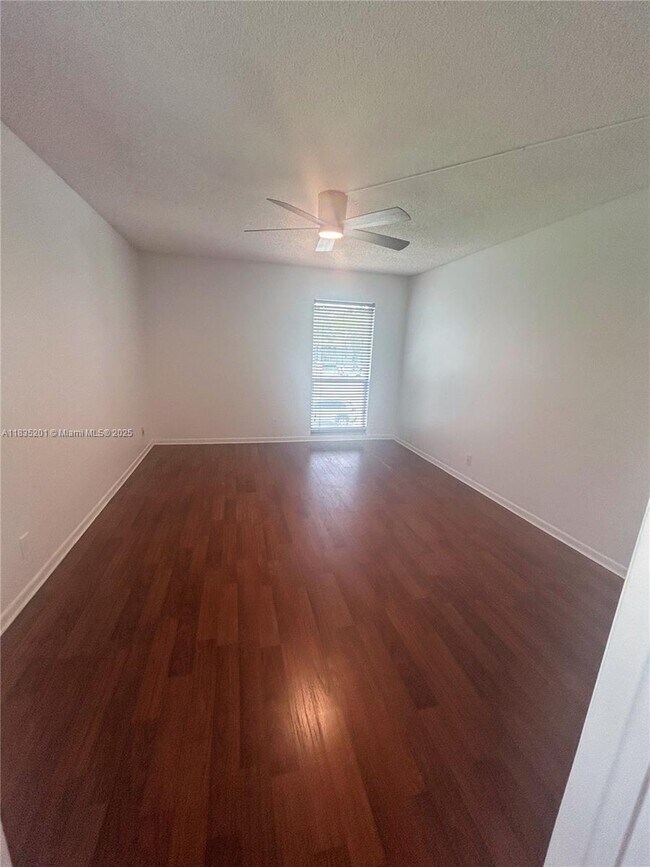 Building Photo - 454 N Laurel Dr