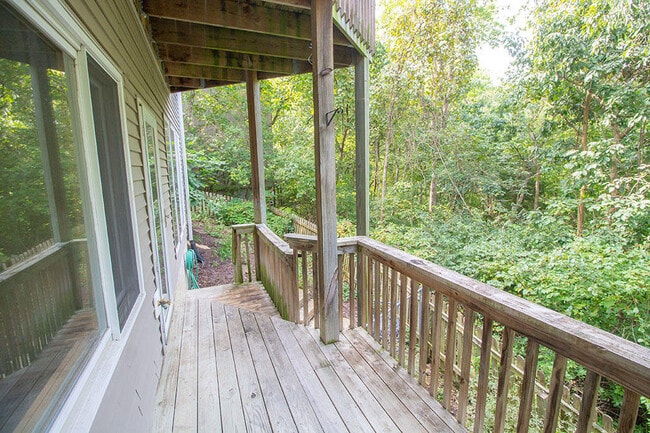Building Photo - 1420 Bradford Dr