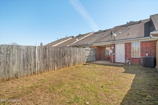 Building Photo - SUPER CUTE THREE BEDROOM 3 BATH TOWNHOME