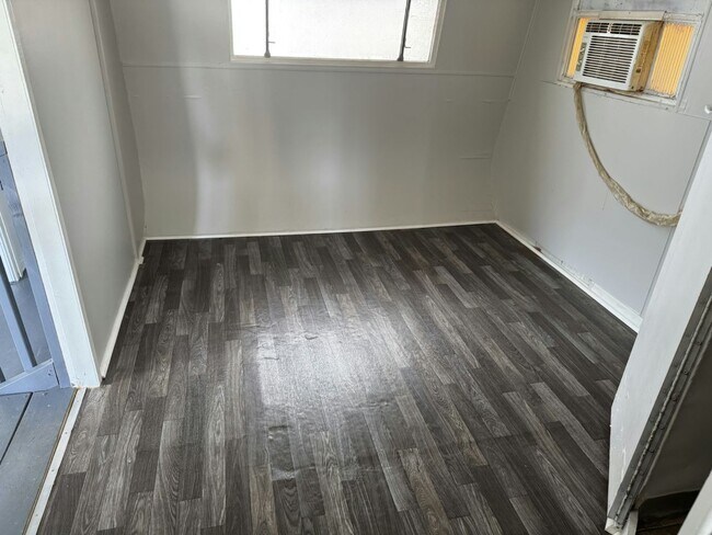 Building Photo - 14 Circle Dr