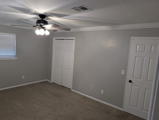 Building Photo - 2421 Marshall Dr