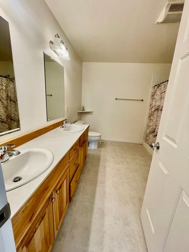 Building Photo - Ranch style 3bedroom/2 bathroom with an Oversized two car garage +giant carport!  Large private l...
