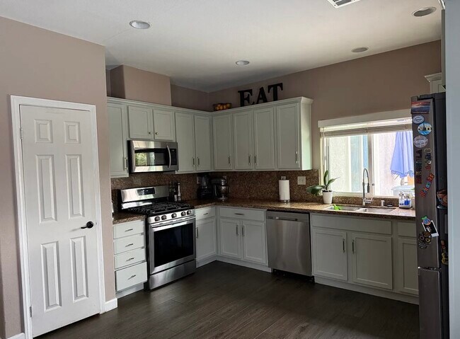 Building Photo - 50040 Paseo Corona