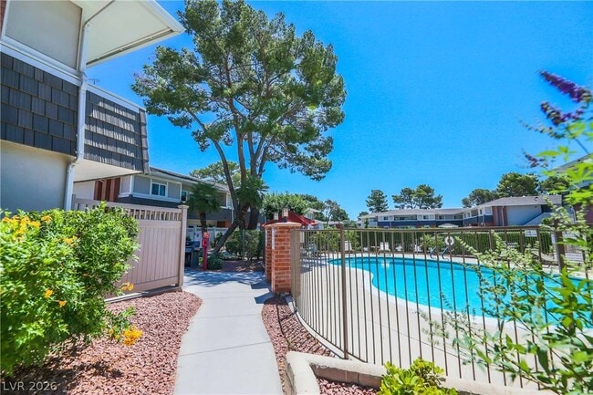 Building Photo - 683 Oakmont Ave