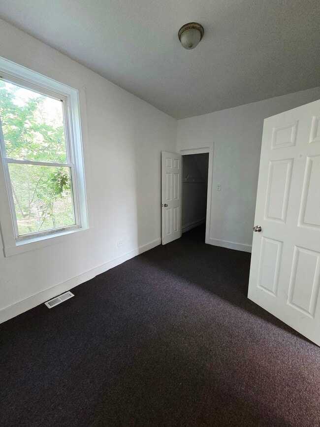 Building Photo - 2041 W Marquette Rd