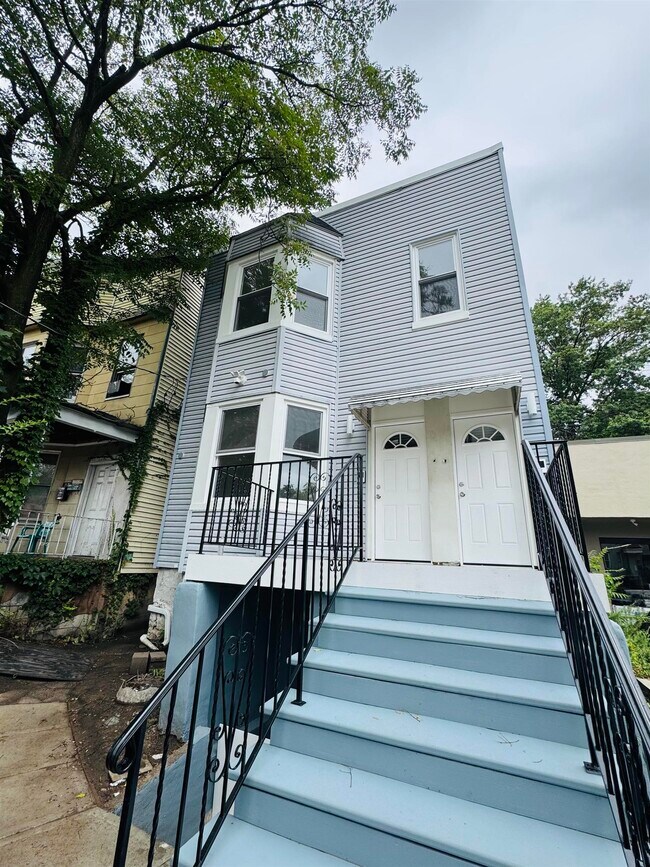 Building Photo - 750 COMMUNIPAW Ave