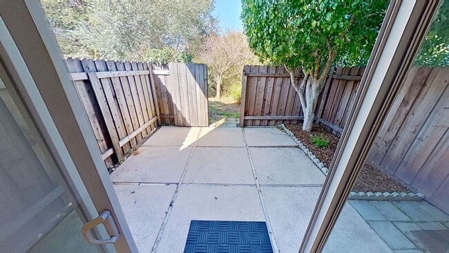 Building Photo - Bright and Spacious 2-Bedroom Condo in Gol...
