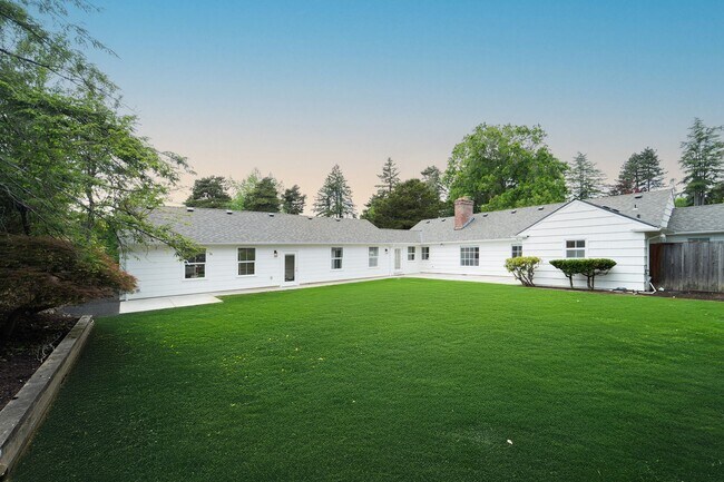 Building Photo - Newly Remodel Home in West Hills!