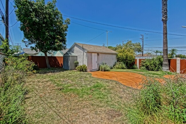 Building Photo - CHARMING, BRIGHT & AIRY HOME ON LARGE CORN...