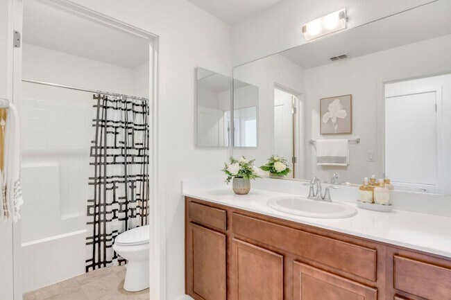 Building Photo - Spacious 3-Story Home in Rancho Cordova