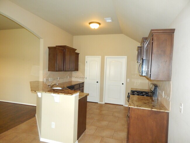 Building Photo - 3 bedrooms + 2 bathrooms + Study + Edmond Schools + Silverhawk Addition