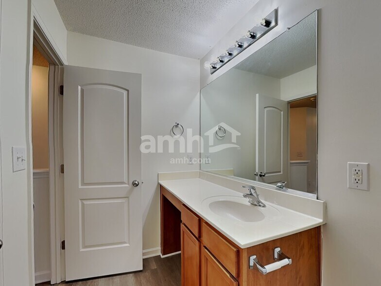 Building Photo - 6004 Glen Way Dr