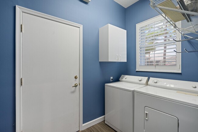 Building Photo - 582 Montevina Dr