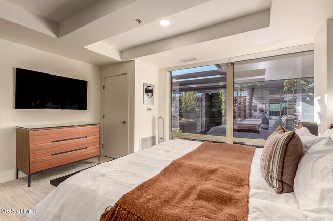 Building Photo - 7131 E Rancho Vista Dr