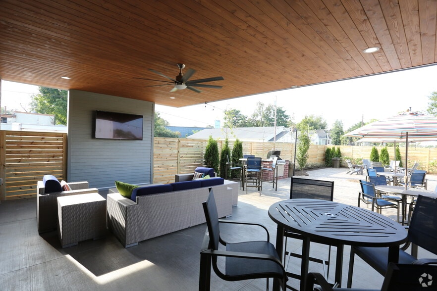 Outdoor Lounge - The Flats at 345