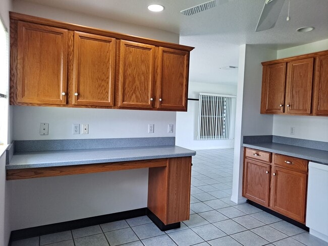 Building Photo - Available Mid-Nov! 3BR 2BA OFF RIVERSIDE DR FOR RENT