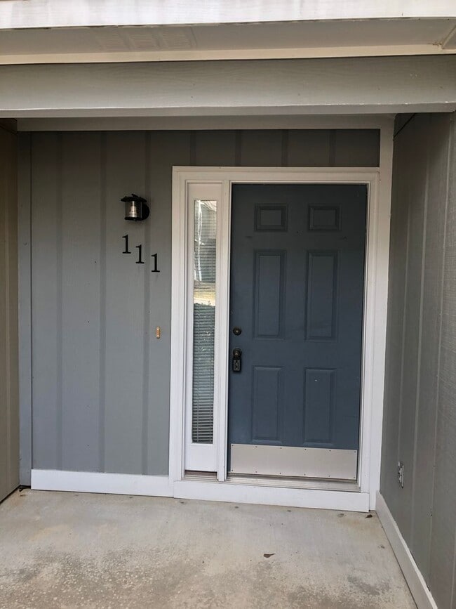 Building Photo - Foxhill Commons!!  NEW CARPET..1/2 OFF 1M RENT WITH 18M LEASE