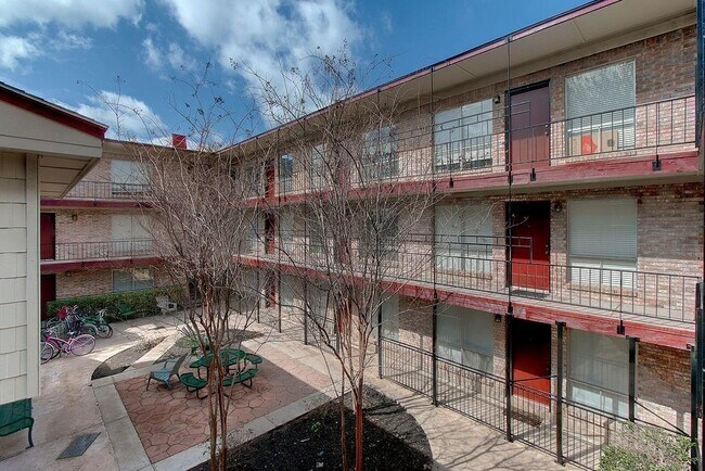 Building Photo - 2207 Leon St