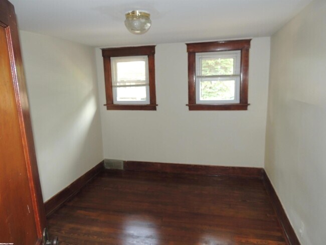 Building Photo - 506 Hawthorn Ave