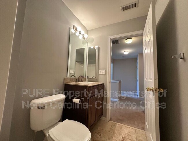 Building Photo - 6033 Queens Walk Ct