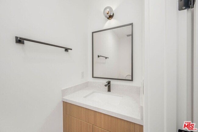 Building Photo - 5246 Auckland Ave