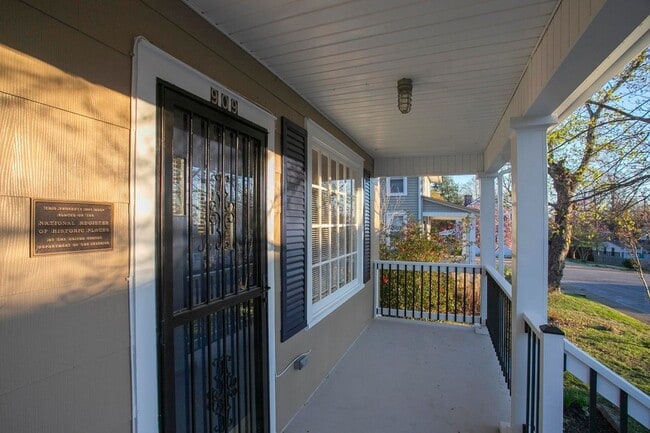 Building Photo - 909 Clarke St