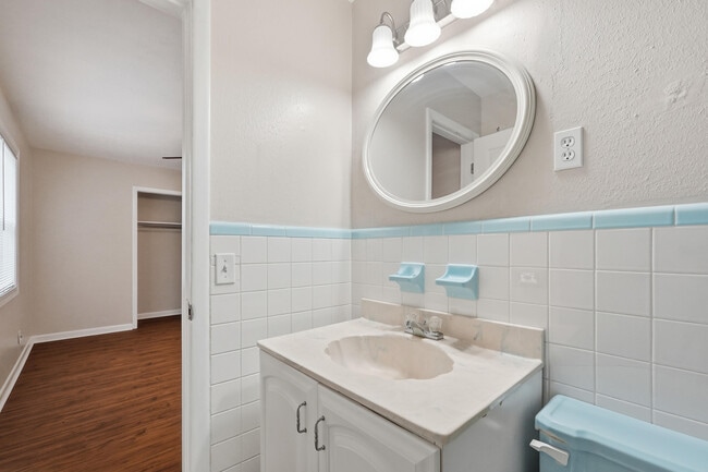 Building Photo - 358 Coral Dr SW