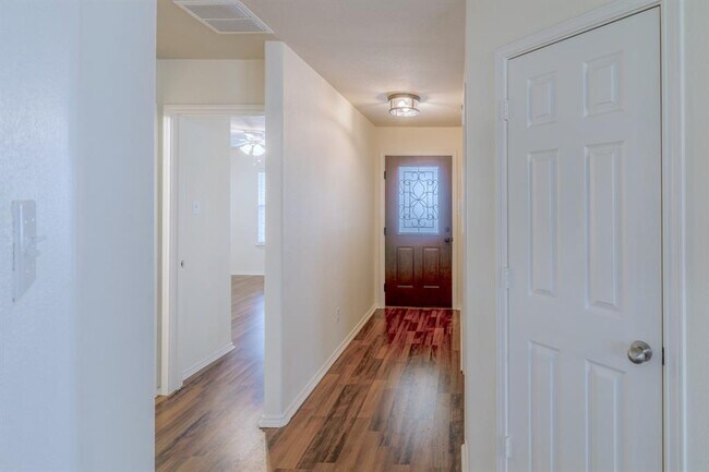 Building Photo - 328 Baldwin St