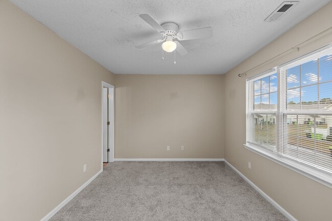 Building Photo - 2 Bed 2.5 Bath Townhome