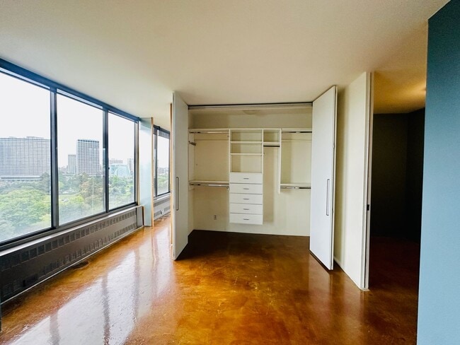 Building Photo - Live in the Heart of Oakland at Lake Merritt! Corner 1bd w/stunning views, pool