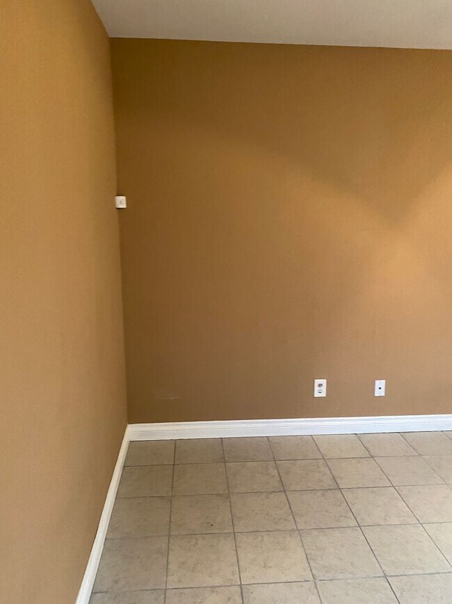 Building Photo - Lake Elsinore 2-Bedroom Home – $1,899 Limi...