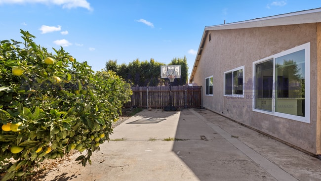 Building Photo - Beautiful 3 Bedroom / 2 Bathroom Home with Yard & 2-Car Garage – Conveniently Located in Paradise...