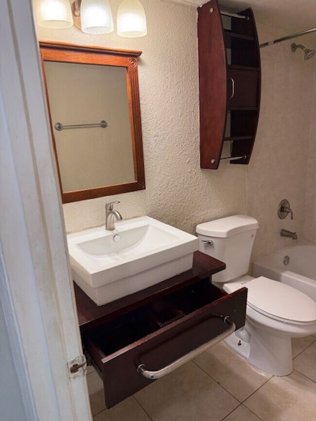 Building Photo - Ground floor 2 bedroom condo