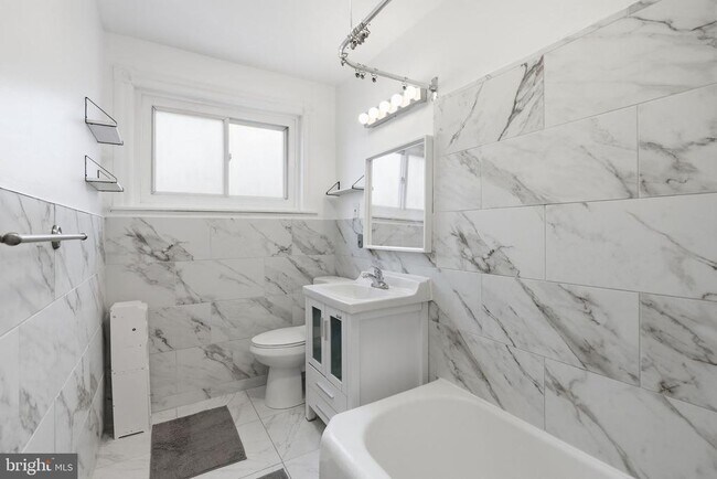 Building Photo - 211 E Poplar St