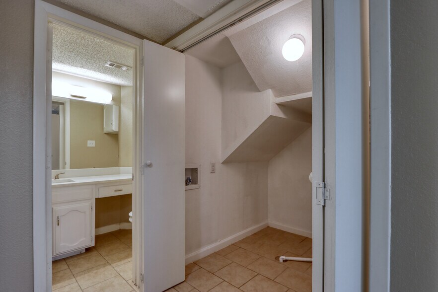 Building Photo - 711 Harbour Town Dr