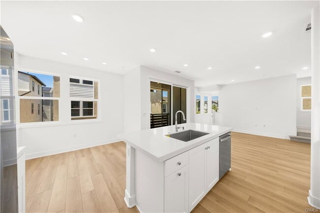 Building Photo - 470 Lobata