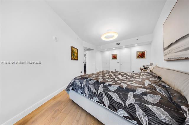 Building Photo - 16001 Collins Ave