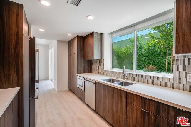 Building Photo - 1021 S Shenandoah St