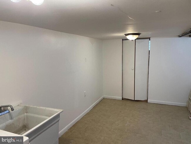 Building Photo - 2509 E Monmouth St