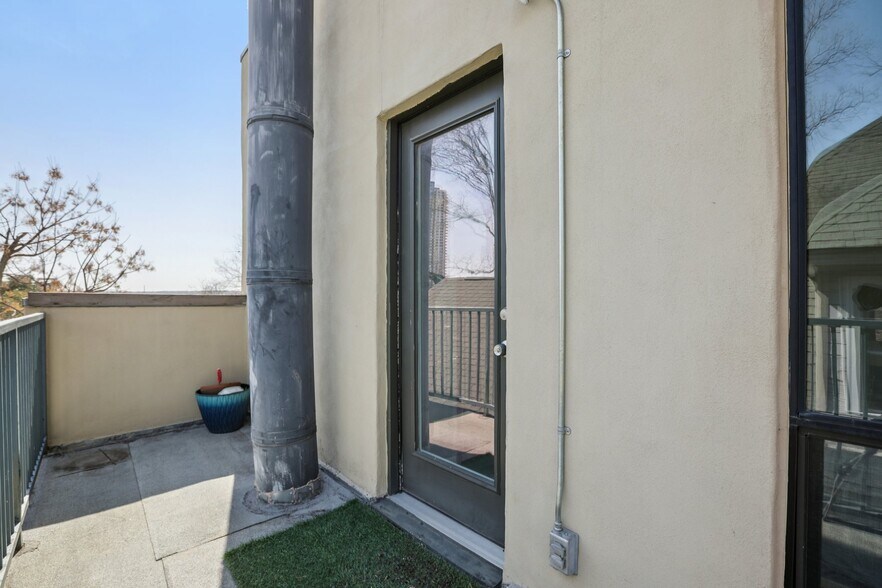 Building Photo - 1106 W 6th St