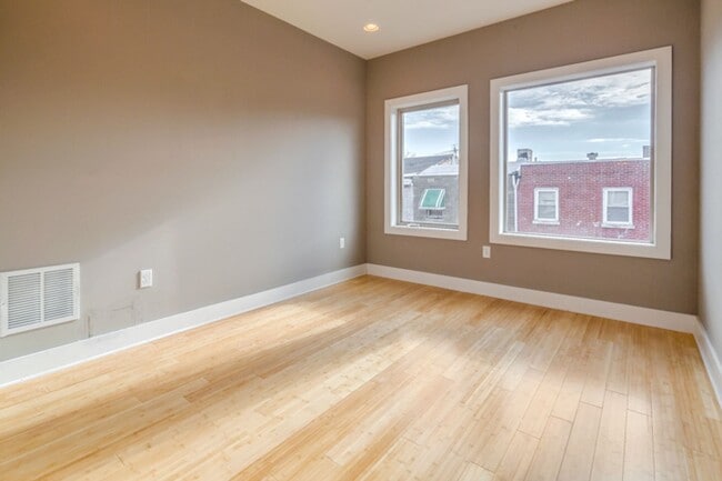Building Photo - Queen Village Townhome