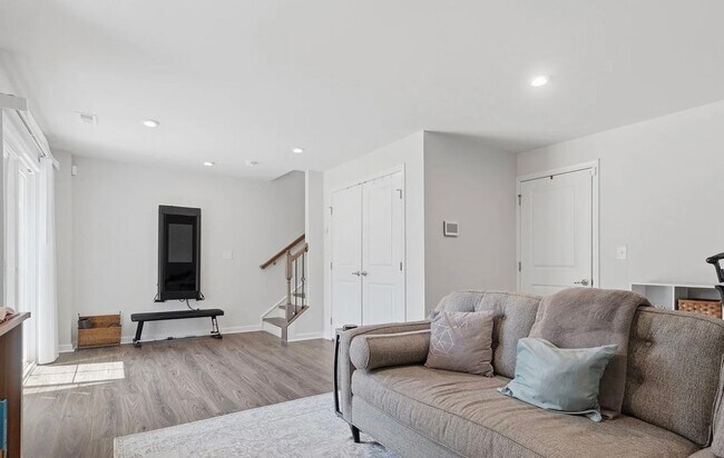 Building Photo - 2527 Grantham Place Dr